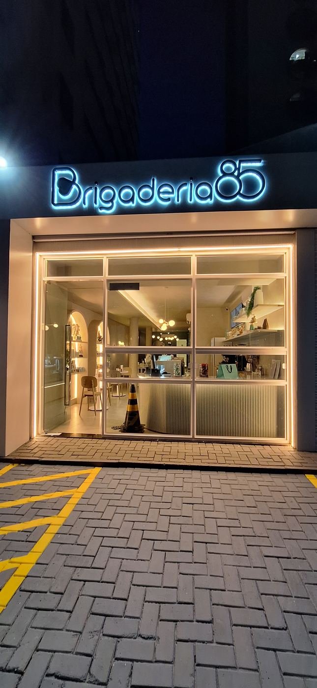 Fachada iluminada à noite