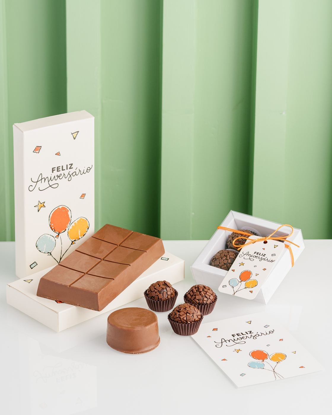 Barra de chocolate e caixa de brigadeiros de aniversário
